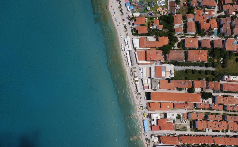 Κρατήσεις της τελευταίας στιγμής, περιορισμένοι Έλληνες και νέα δεδομένα για τα ενοικιαζόμενα σε Χαλκιδική και Ανατολική Θεσσαλονίκη
