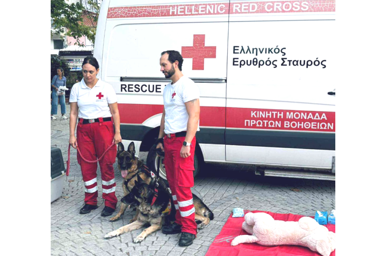 Οι Κομοτηναίοι γνώρισαν τους διασώστες – σκύλους του τοπικού παραρτήματος του Ερυθρού Σταυρού