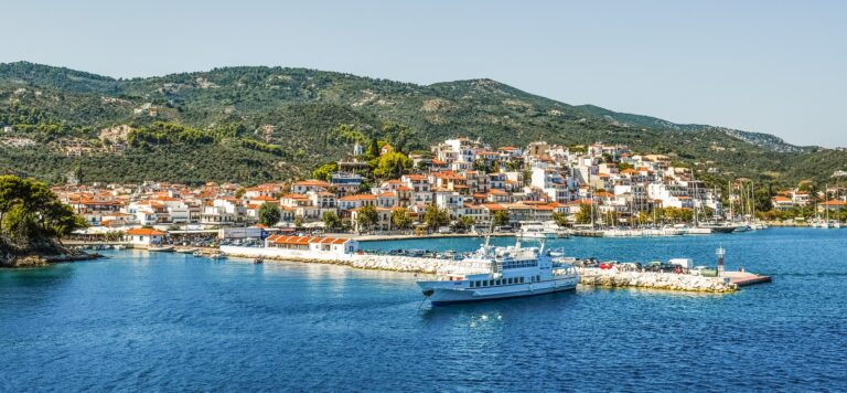 Ακυβέρνητο ερασιτεχνικό σκάφος στη Σκιάθο – Άμεση επέμβαση του Λιμενικού