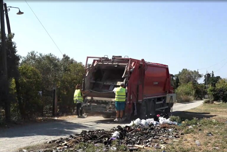 Νέα Καλλικράτεια Χαλκιδικής: Φωτιές σε κάδους απορριμμάτων – Σκουπίδια έξω από σπίτια και σε παραλίες