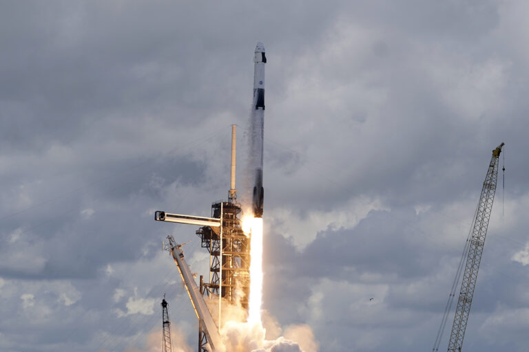 SpaceX: Σε μόλις 15 ώρες έφτασαν οι αστροναύτες στον Διεθνή Διαστημικό σταθμό – Συνολικά 11 άτομα βρίσκονται στον ISS