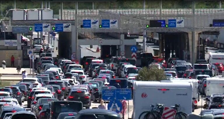 Ουρές χιλιομέτρων σχηματίζουν τα ΙΧ των τουριστών στο τελωνείο των Ευζώνων
