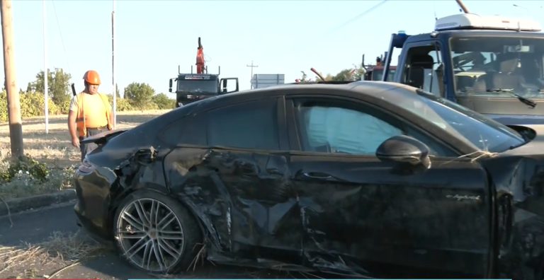 Σοβαρό τροχαίο με δύο τραυματίες στην Ε.Ο. Θεσσαλονίκης- Μουδανιών- Ο οδηγός εγκατέλειψε το αυτοκίνητο (φωτ & video)