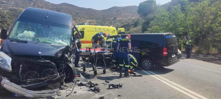 Ηράκλειο: Οκτώ τραυματίες σε σύγκρουση μίνι βαν στον ΒΟΑΚ – Ένας σε σοβαρή κατάσταση απεγκλωβίστηκε από τους πυροσβέστες