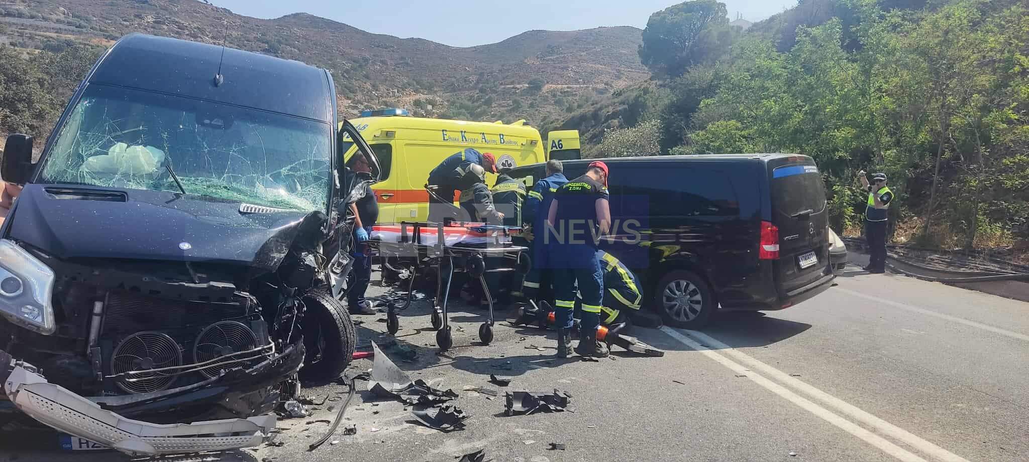 Ηράκλειο: Οκτώ τραυματίες σε σύγκρουση μίνι βαν στον ΒΟΑΚ – Ένας σε σοβαρή κατάσταση απεγκλωβίστηκε από τους πυροσβέστες.
