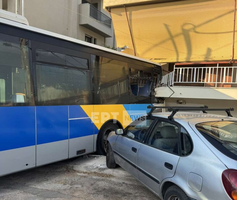 Επιχείρηση απομάκρυνσης με συρματόσχοινα του λεωφορείου που έπεσε πάνω σε σπίτι στου Παπάγου