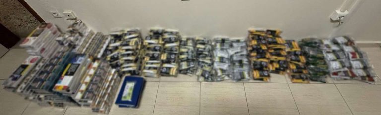 Μεγάλη ποσότητα λαθραίων τσιγάρων και καπνού εντοπίστηκε στην Πτολεμαΐδα – Συνελήφθη 59χρονη