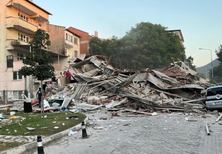 Τουρκία: Ένας νεκρός και 29 τραυματίες από τον χθεσινό σεισμό των 6,1 Ρίχτερ – Ιδιαίτερα αισθητός σε Κωνσταντινούπολη και Σμύρνη