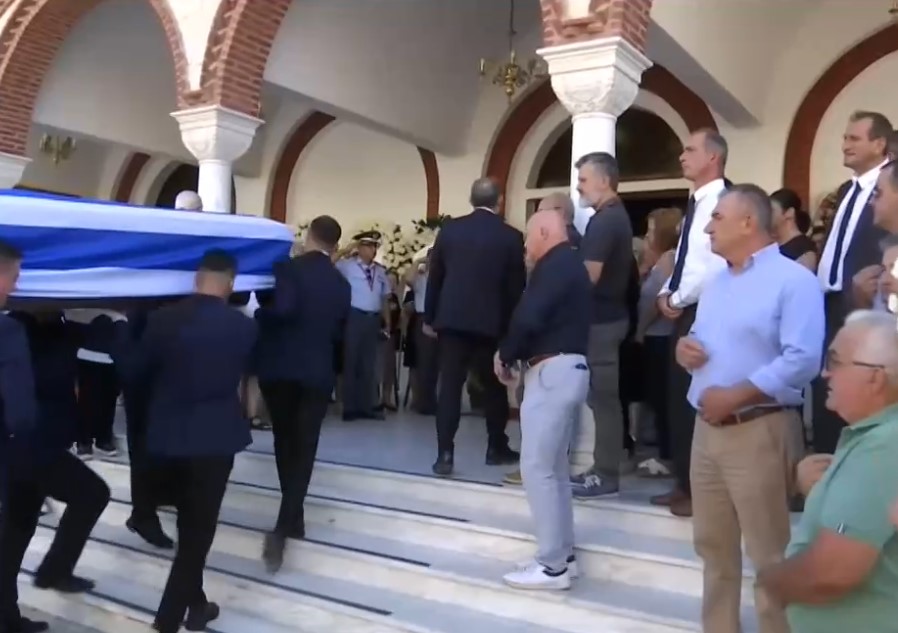 Σε εξέλιξη στην Αλεξάνδρεια Ημαθίας η εξόδιος ακολουθία για τον Απόστολο Βεσυρόπουλο