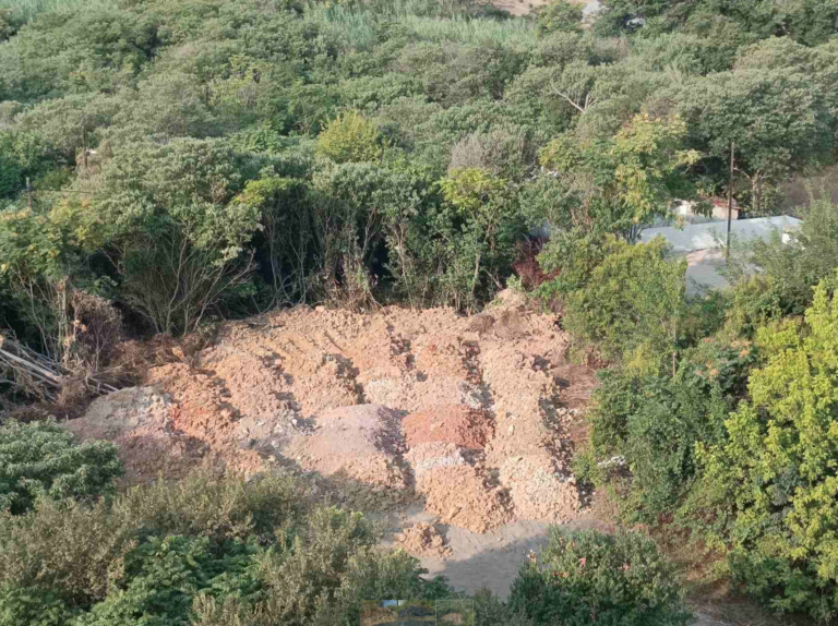 Θεσσαλονίκη-Περιβαλλοντική ρύπανση: Άδειαζαν με φορτηγά εκατοντάδες τόνους μπάζων σε γεωτεμάχιο