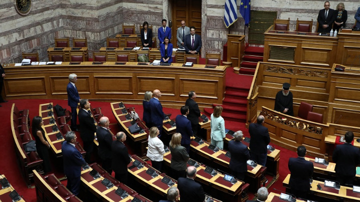 Βουλή: Ενός λεπτού σιγή για τον Απόστολο Βεσυρόπουλο – Ορκίσθηκε η Στ. Αραμπατζή