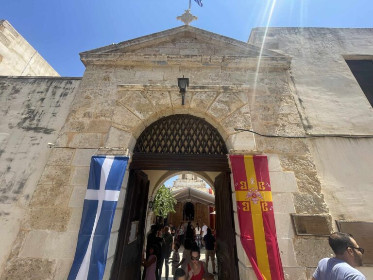 Χανιά: Χιλιάδες κόσμου για την εορτή του Δεκαπενταύγουστου στην Μονή της Γωνιάς στο Κολυμπάρι
