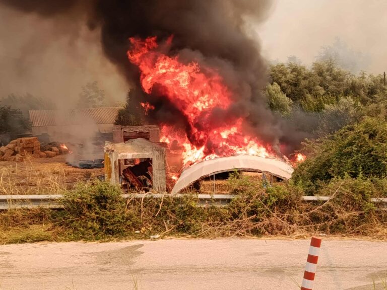Φωτιά τώρα στην Αχαΐα: Ζωσμένος από τις φλόγες ο ΧΥΤΑ Πάτρας – Τι φοβούνται οι αρχές – Συνεχίζεται η μάχη της πυρόσβεσης – Προβλήματα υδροδότησης και ηλεκτροδότησης