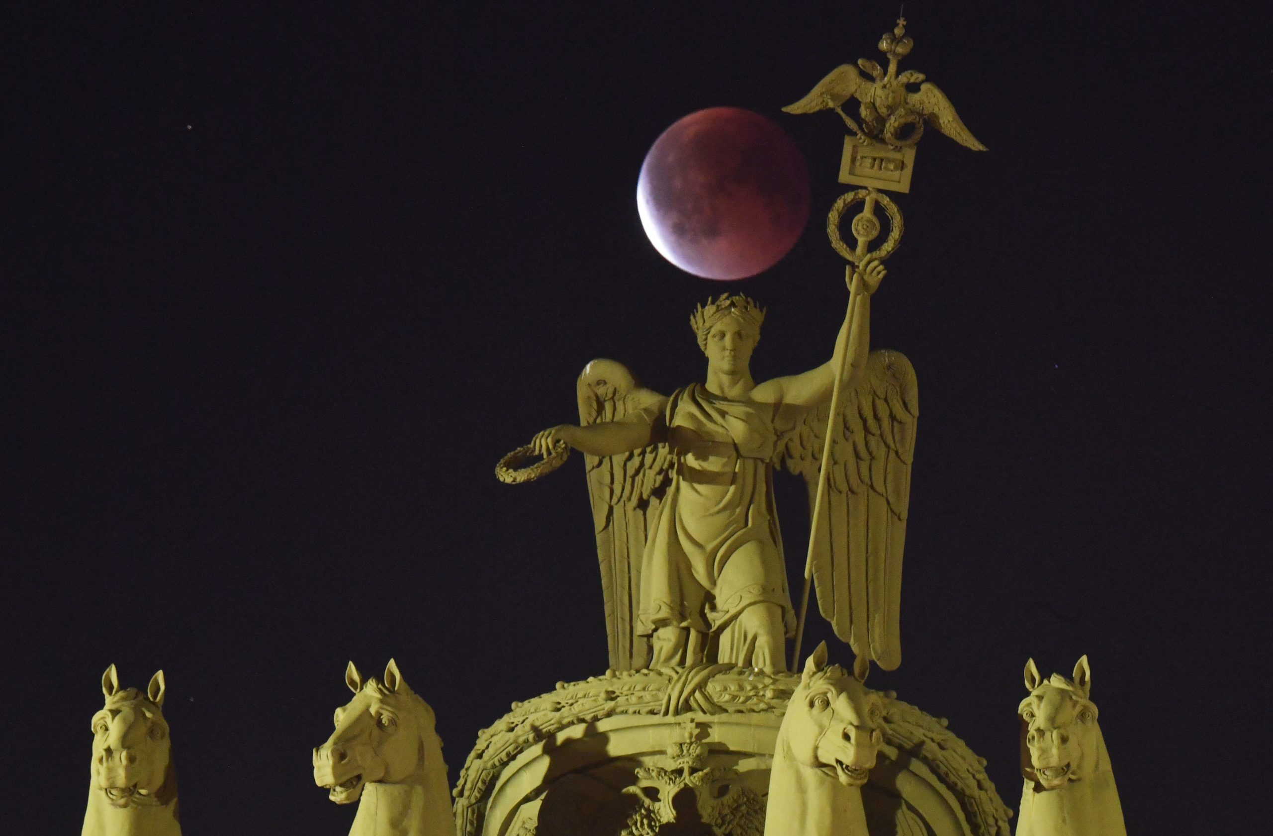 RUSSIA-ASTRONOMY-MOON-ECLIPSE Εντυπωσιακές εικόνες του «ματωμένου φεγγαριού» από όλο τον κόσμο