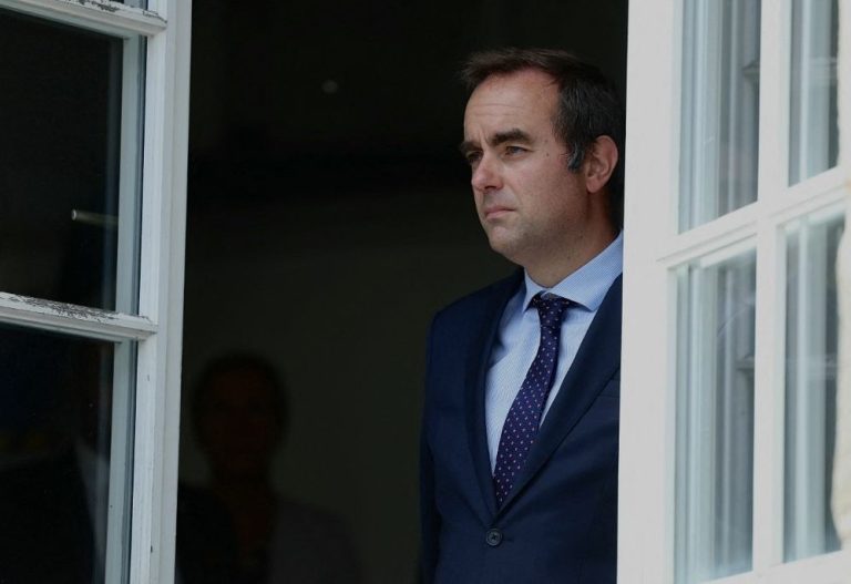 Γαλλία: Εν μέσω πίεσης, ο νέος πρωθυπουργός Σεμπαστιάν Λεκορνί αναζητά χρόνο