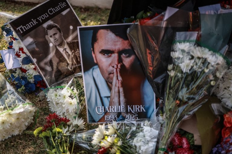 Σε ανοικτό στάδιο παρουσία Τραμπ η κηδεία του Τσάρλι Κερκ – Άγνωστα τα κίνητρα του δράστη, εξονυχιστικές έρευνες στο περιβάλλον του