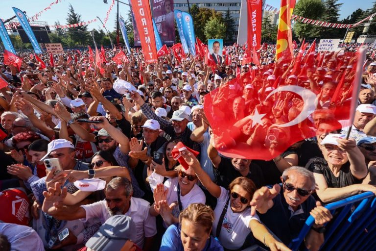 Τουρκία: Δεκάδες χιλιάδες πολίτες συμμετείχαν σε διαδήλωση του CHP στην Άγκυρα