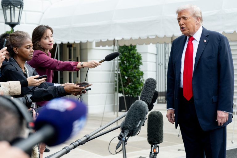 Ο πρόεδρος των ΗΠΑ Τραμπ χαρακτηρίζει «παράνομο» τον τρόπο που τον αντιμετωπίζει ο Τύπος