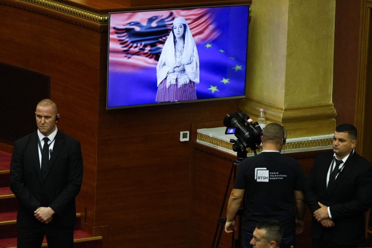 Χάος στην αλβανική Βουλή για την ΑΙ υπουργό: Πέταξαν αντίτυπα του Συντάγματος στον Ράμα