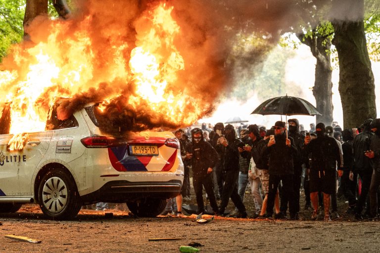 Ολλανδία: Βίαια επεισόδια κατά τη διάρκεια διαδήλωσης κατά της μετανάστευσης