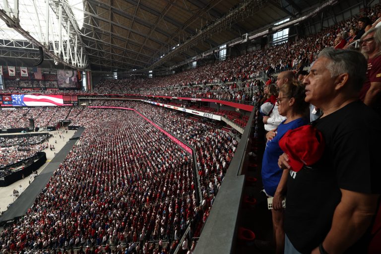 Τσάρλι Κερκ: Kατάμεστο το State Farm Stadium για την τελετή της κηδείας του – Ο Τραμπ έφτασε στο στάδιο, θα εκφωνήσει επικήδειο