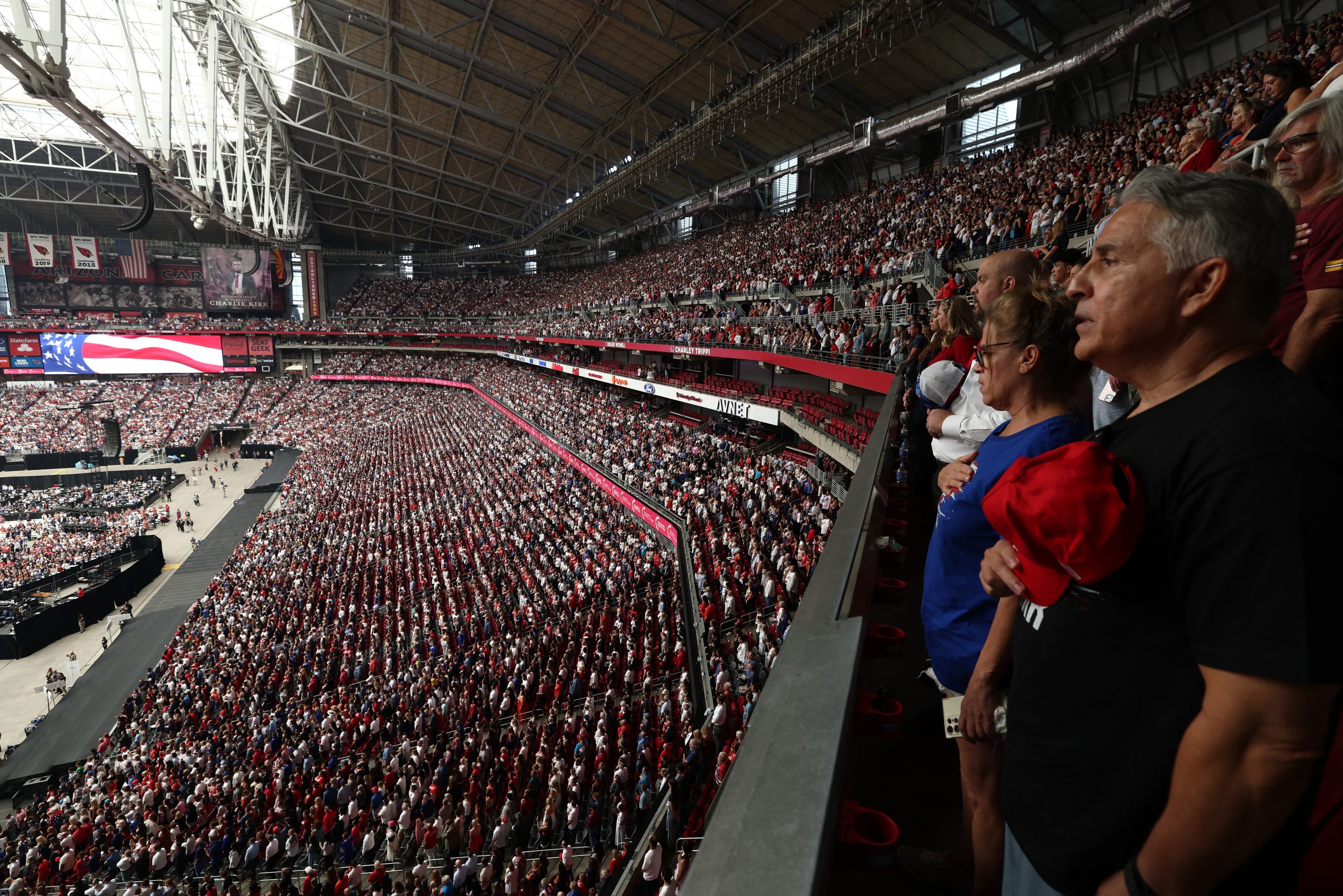 Τσάρλι Κερκ: Kατάμεστο το State Farm Stadium για την τελετή της κηδείας του – Ο Τραμπ έφτασε στην Αριζόνα, θα εκφωνήσει επικήδειο