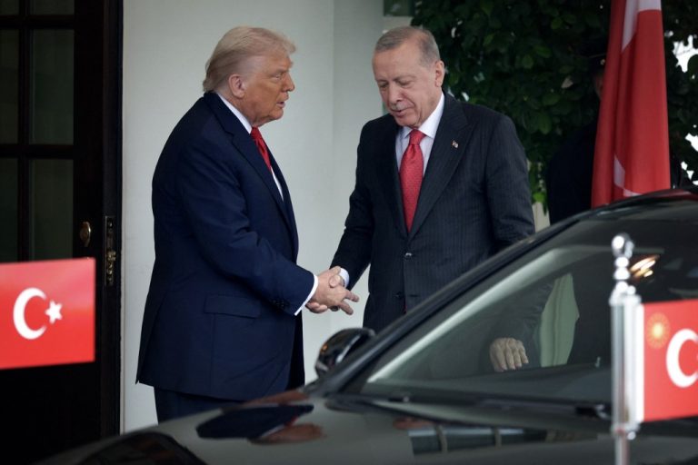 Επανεκκίνηση στις σχέσεις ΗΠΑ και Τουρκίας: Επαναπροσέγγιση με φόντο τις κυρώσεις και τα F-35 – Το γεωστρατηγικό παζλ Τραμπ – Ερντογάν