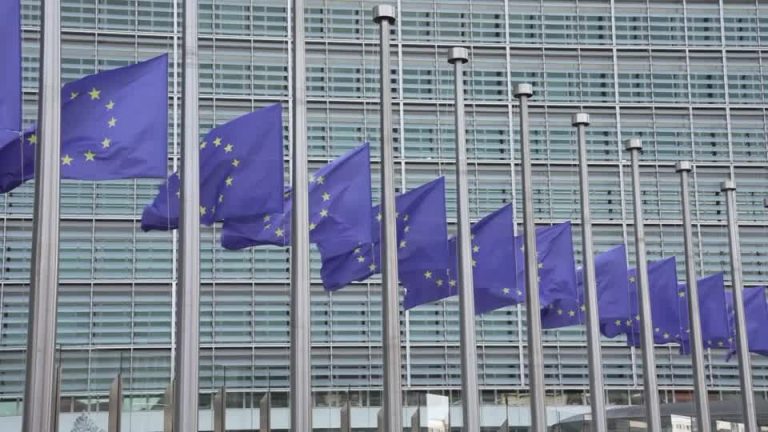 Σημαίες της ΕΕ μεσίστιες στις Βρυξέλλες για την τραγωδία στη Λισαβόνα