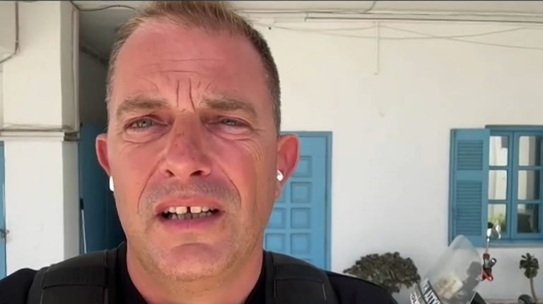 Η συγκλονιστική περιγραφή του αστυνομικού που έσωσε με ΚΑΡΠΑ 64χρονο στη Σαντορίνη, στο EΡΤnews