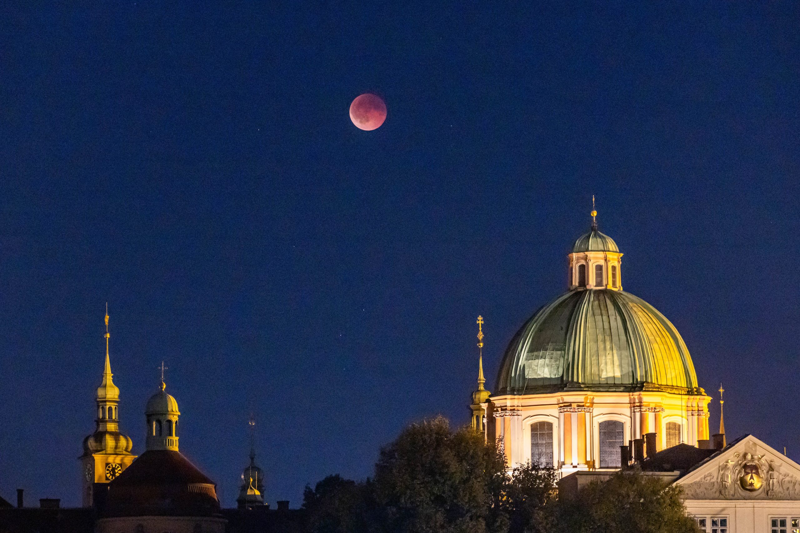 Blood Moon total lunar eclipse over Prague Εντυπωσιακές εικόνες του «ματωμένου φεγγαριού» από όλο τον κόσμο