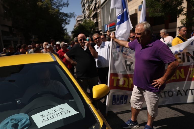 Δεύτερη ημέρα της απεργίας των ταξί – Συγκέντρωση των απεργών στις 10πμ και διαδήλωση με τα οχήματά τους