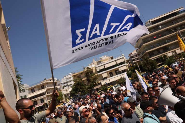 Χωρίς ταξί και σήμερα η Αττική – Αντιδρούν στην ΚΥΑ για δυνατότητα μεταφοράς επιβατών με βαν