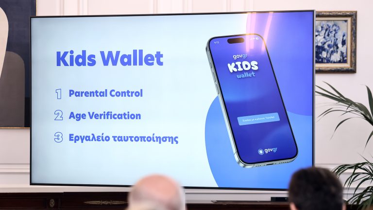 ΔΕΘ: «Kids Wallet: Προστατεύοντας τα παιδιά, ενδυναμώνοντας την επόμενη γενιά» – 14.806 αποβολές πέρυσι για χρήση κινητού στο σχολείο