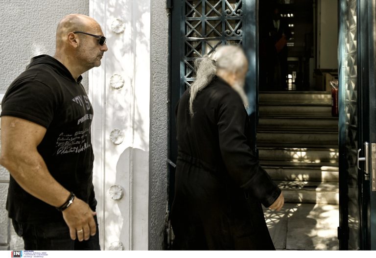 Μέγα Σπήλαιο Καλαβρύτων: Βυζαντινές εικόνες και Ευαγγέλια σε τιμή ευκαιρίας – Ο ηγούμενος σε ρόλο πωλητή, εγκέφαλος της σπείρας ο 69χρονος μεσάζων