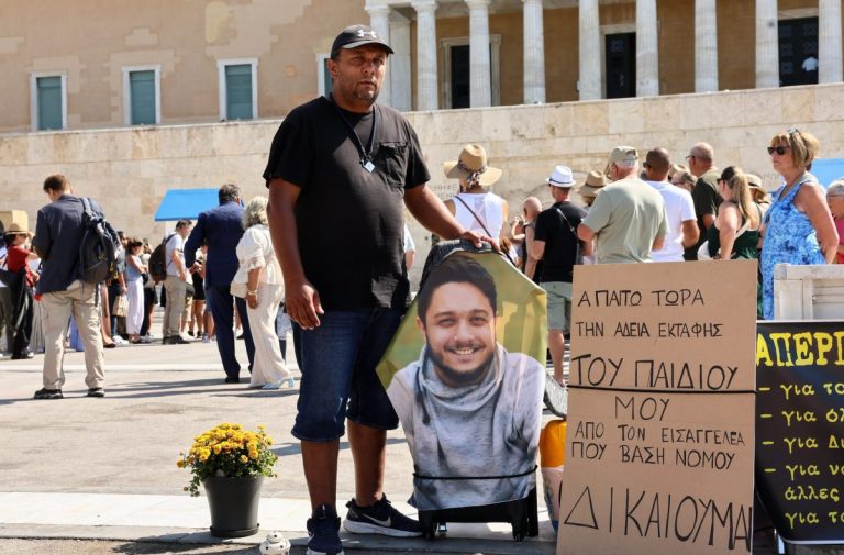 Τέμπη: Πατέρας θύματος σε απεργία πείνας και δίψας έξω από τη Βουλή