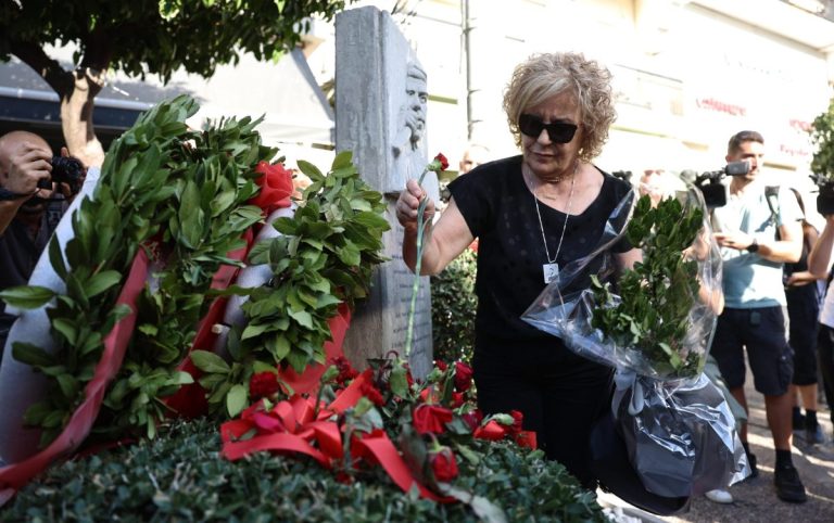 Μάγδα Φύσσα: Σήμερα θα κουβαλήσουμε τον Παύλο στους ώμους μας και θα τον πάμε εκεί που αξίζει – Αντιφασιστικές εκδηλώσεις μνήμης στην 12η επέτειο από τη δολοφονία του Killah P.