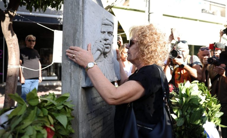 Ξεκίνησε η συγκέντρωση στο μνημείο του Παύλου Φύσσα στο Κερατσίνι