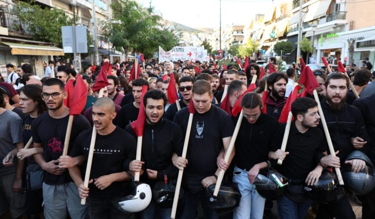 Μάγδα Φύσσα: Σήμερα θα κουβαλήσουμε τον Παύλο στους ώμους μας και θα τον πάμε εκεί που αξίζει – Αντιφασιστικές εκδηλώσεις μνήμης στην 12η επέτειο από τη δολοφονία του Killah P.