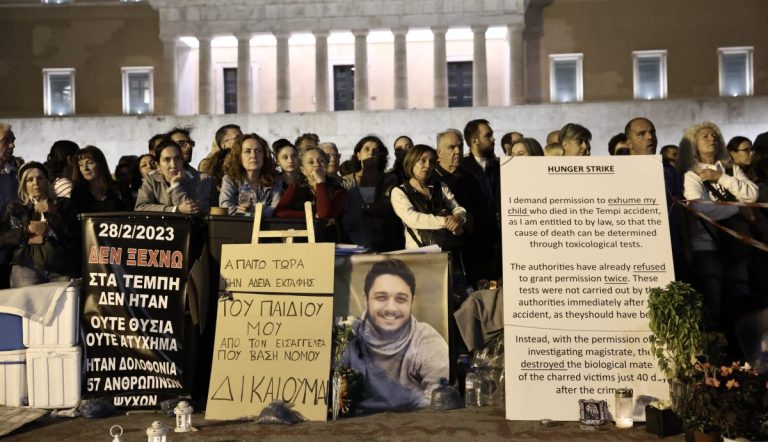 Πάνος Ρούτσι: «Κάνω απεργία πείνας για κάθε παιδί που έχασε τη ζωή του» – Πλήθος κόσμου στις συγκεντρώσεις αλληλεγγύης σε όλη την Ελλάδα