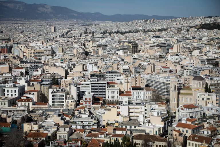 Δήμος Αθηναίων: Εγκρίθηκε ψήφισμα κατά της αφαίρεσης των πολεοδομιών