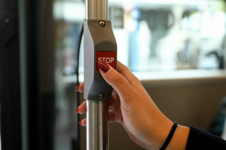 «Είχα πάθει σοκ, φώναζα με όλη μου τη δύναμη»: Γυναίκες θύματα σεξουαλικών επιθέσεων στα ΜΜΜ μιλούν στο ΕΡΤnews