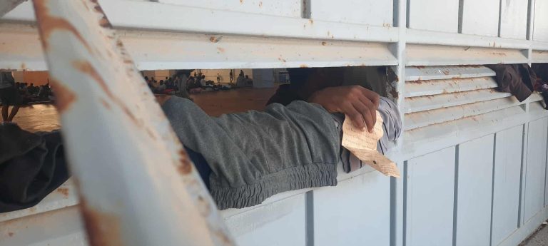 Χανιά: Βραδιά ταραχών στην Αγυιά – 1.013 οι μετανάστες που παραμένουν στον χώρο