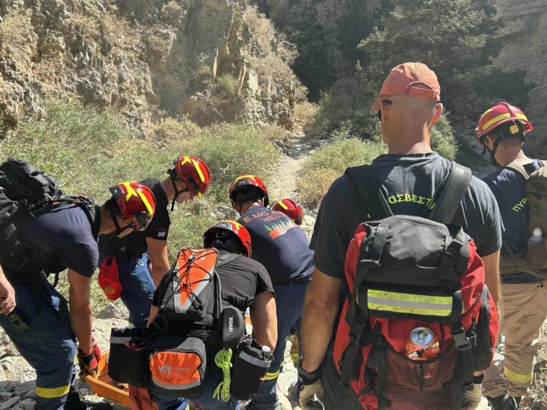Κρήτη: Άμεση επέμβαση της Πυροσβεστικής για τη διάσωση 60χρονης τουρίστριας που τραυματίστηκε στο φαράγγι της Ίμπρου