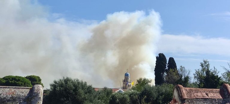 Κεφαλονιά: Πυρκαγιά σε εξέλιξη στα Μεταξάτα – Εστάλη προειδοποιητικό 112