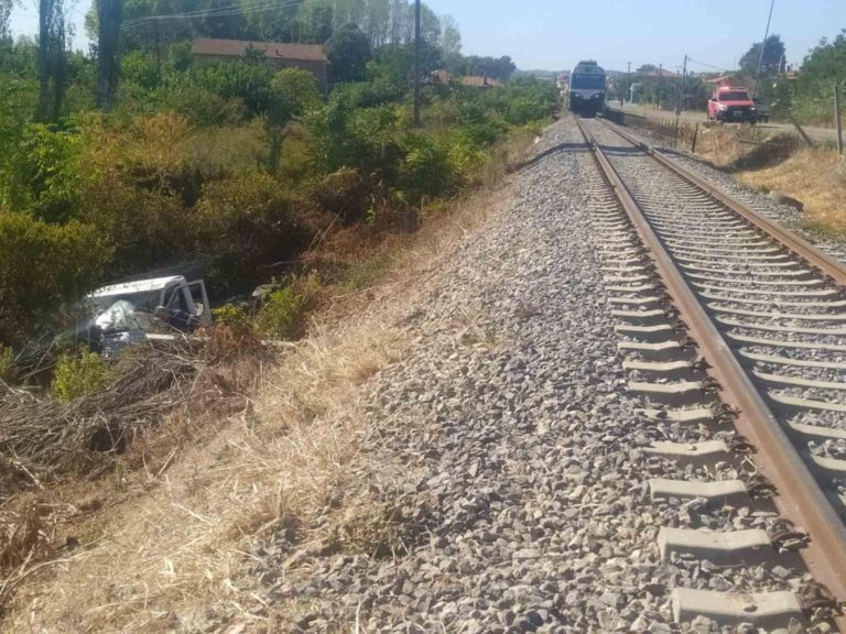 Σύγκρουση αμαξοστοιχίας με φορτηγάκι στο Σουφλί – Τι απαντά η Hellenic Train