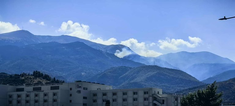 Πάτρα: Φωτιά τώρα στο Παναχαϊκό όρος