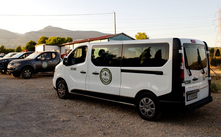 Με τη στήριξη ιδιωτών και φορέων αυξήθηκαν οι δυνατότητες παρέμβασης του ΕΔΑΣΑ στην πυροπροστασία – Νέο όχημα μεταφοράς προσωπικού