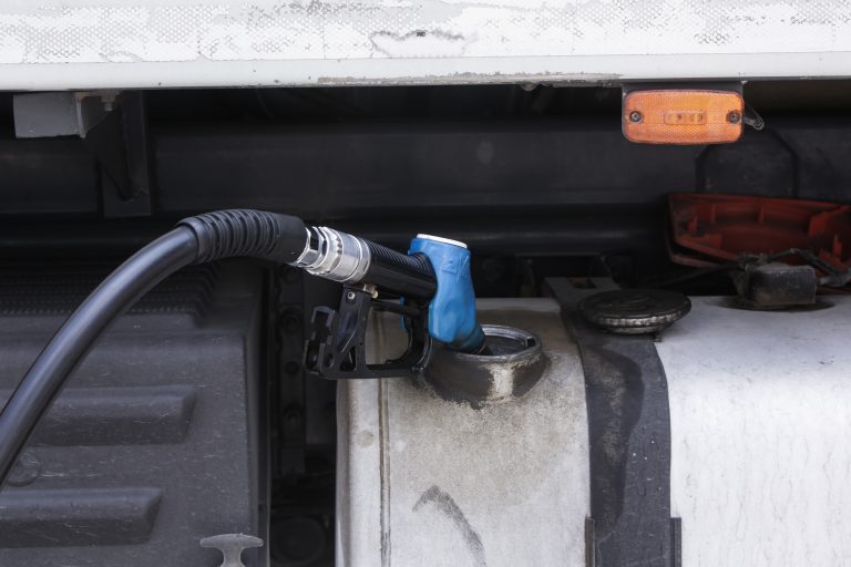 Κύκλωμα λαθρεμπορίας καυσίμων: Έφερναν διαλύτες από το εξωτερικό, αλλοίωναν τη βενζίνη και τη διοχέτευσαν σε πρατήρια σε όλη την Ελλάδα