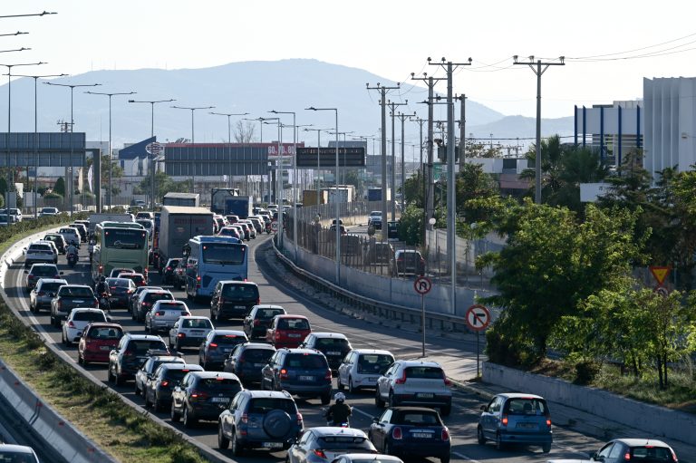Λ. Κηφισίας: Προβλήματα κυκλοφορίας στο ύψος του Αμαρουσίου, λόγω πτώσης υλικών στο οδόστρωμα