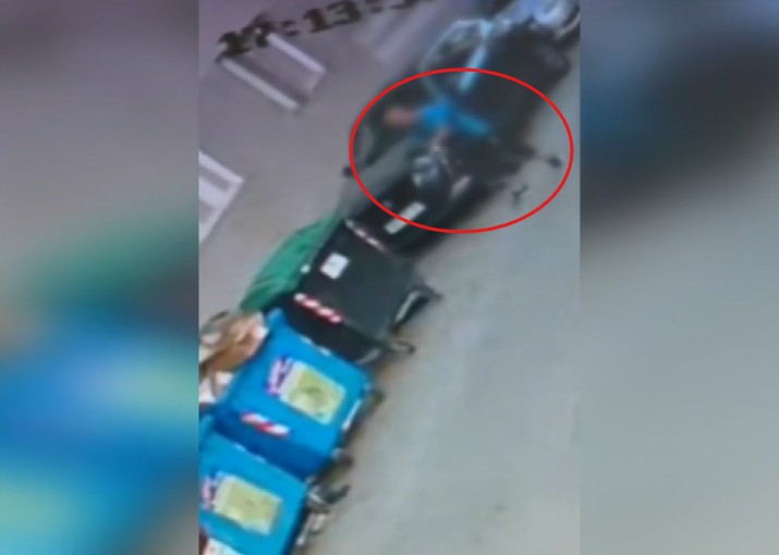 Γκύζη: Βίντεο ντοκουμέντο από τη στιγμή που ο 59χρόνος οπλίζει και σημαδεύει υπάλληλο καθαριότητας